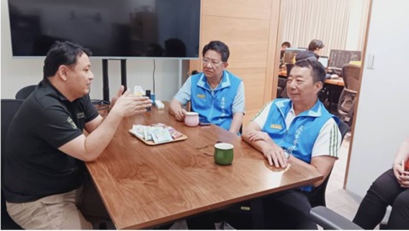 《圖說》基隆市榮服處長方正〈右)、副處長李復鄉〈中〉拜會費曼圖科技公司,盼透過公私協力,共同開拓退除役官兵優質就業機會。〈基隆榮服處提供〉
