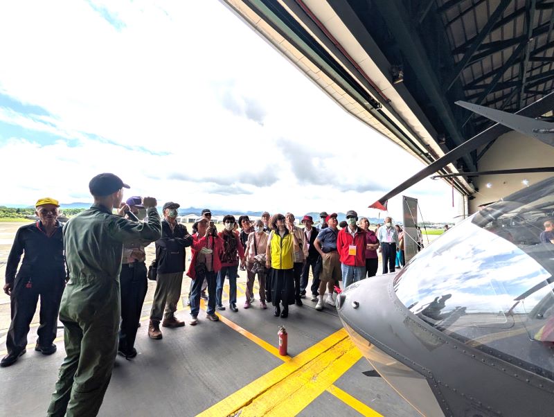 《圖說》陸軍航空第 601 旅官兵詳細介紹飛行導航、偵測系統及作戰性能。〈板橋榮家提供〉