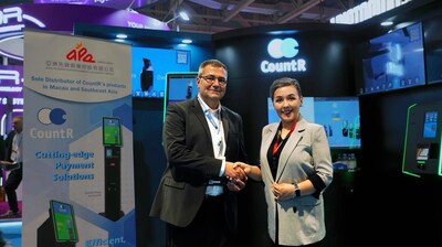 CountR GmbH 技術總監Christian Batzner先生 (左) 和 亞洲先鋒娛樂執行董事兼銷售總監賈詩淇女士 (右)