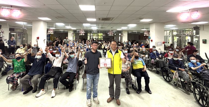 《圖說》板橋榮家劉汝俊副主任(右)感謝國防部示範樂隊大隊長陳浩霖(左)帶隊來到板橋榮家舉辦慰問演出。〈板橋榮家提供〉