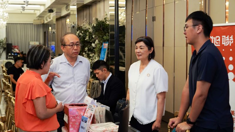 《圖說》現場邀集23家SI業者共同參與，展示43項智慧應用方案，涵蓋AI智慧營運、智慧行銷、人資培訓及物流供應鏈等多元領域，吸引眾多新北企業到場參與交流，現場互動熱絡。〈經發局提供〉