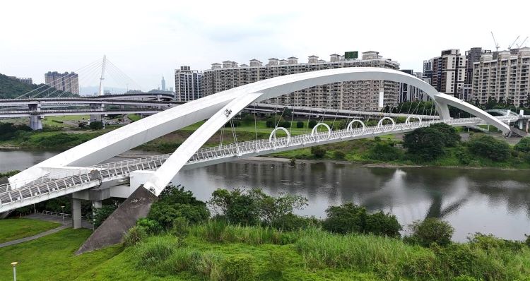 《圖說》陽光橋清洗完成，橋梁外觀恢復明亮整潔，打造優質河濱休憩空間。〈高灘處提供〉