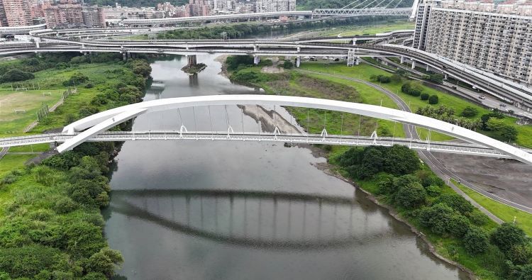 《圖說》陽光橋完成全面清洗後，橋體鋼構及表面髒污已清除，景觀品質明顯提升。〈高灘處提供〉