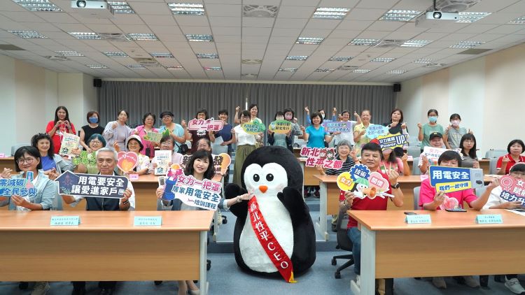 《圖說》新北市經發局今日辦理「家戶用電安全－女力一把罩進階專班」，延續去年女性專班辦理成果，今年進一步聚焦「用電安全+×+訪視實務能力培訓」，培育在地女性行動力，前排左三經發局長盛筱蓉。〈經發局提供〉