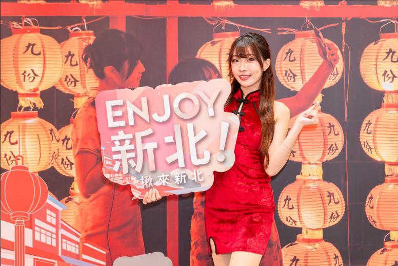 《圖說》新北館以九份紅燈籠為景設計打卡牆，引領參展民眾走進充滿充滿故事感與懷舊情懷的山城夢境，現場許多民眾紛紛前來打卡領好禮。〈觀旅局提供〉