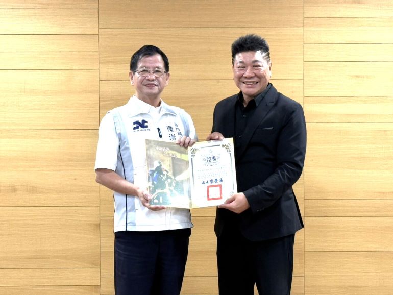 《圖說》消防局長陳崇岳頒發企業義消結訓證書予群光電子蕭煥文副總。〈消防局提供〉