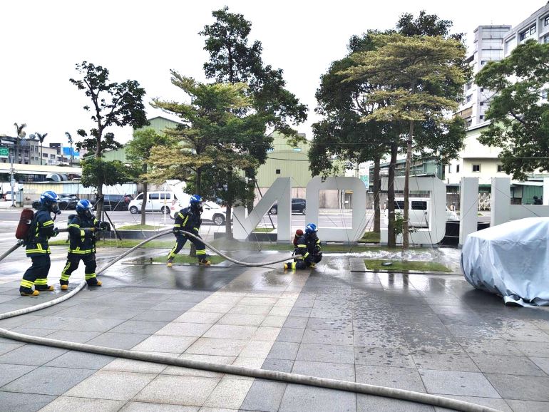 《圖說》參訓學員實地演練模擬災害發生情境。〈消防局提供〉