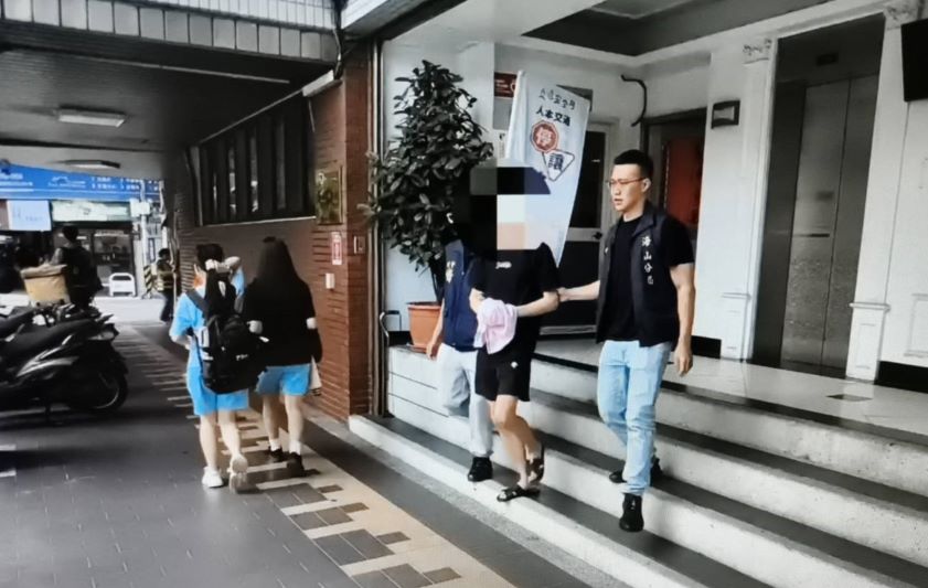 《圖說》邱男依妨害公務、妨害秩序等罪嫌,移送新北地方檢察署偵辦。〈海山分局提供〉