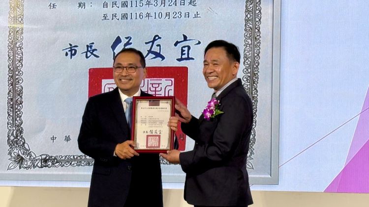 《圖說》侯友宜頒發新任理事長徐世聲當選證書。〈民政局提供〉