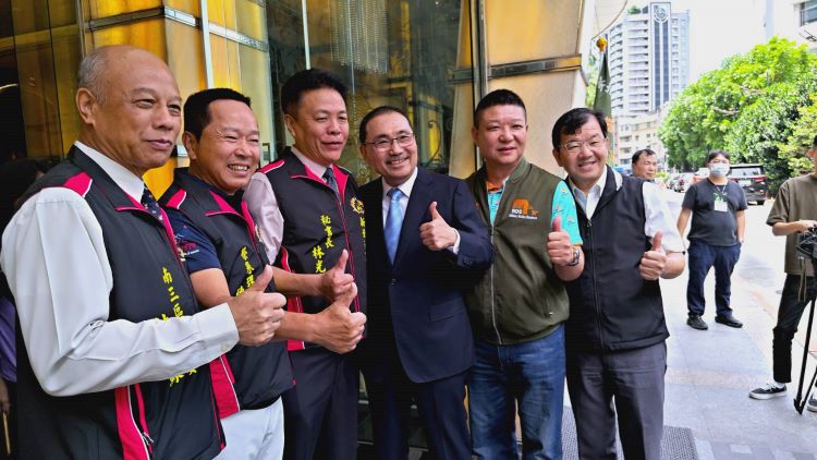 《圖說》侯友宜向新北後憲荷松協會幹部致意及合影，右一民政局長林耀長。〈民政局提供〉