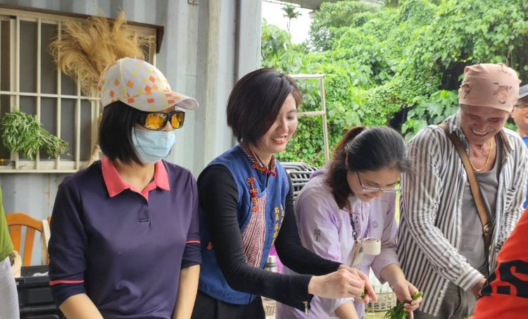《圖說》原民局長林瑋茜（左二）與學員一同現煮野菜料理，在都市裡重新感受土地與飲食的連結。〈原民局提供〉