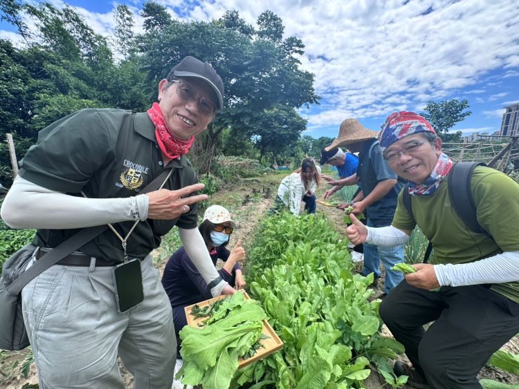 《圖說》學員親手採集當季野菜，體驗原住民族「現採現煮」的飲食文化。〈原民局提供〉
