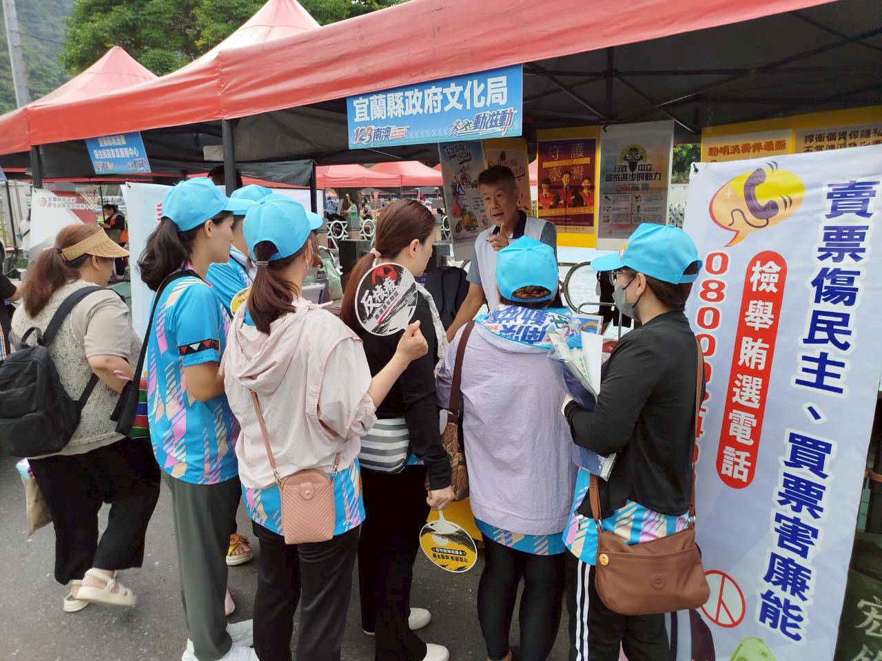《圖說》活動現場政風單位也設置宣導攤位，藉由案例分享、有獎徵答及發送宣導品等互動方式。〈環保局提供〉