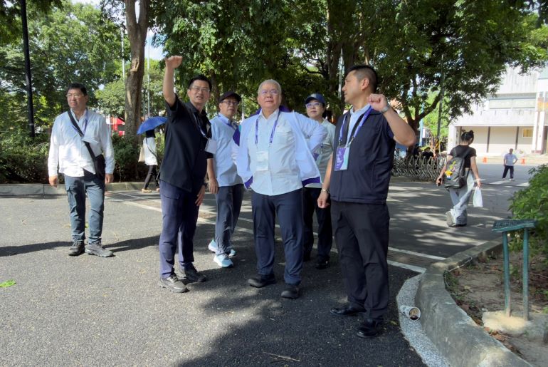《圖說》市警局長方仰寧〈右二〉由新莊分局長陳保緒〈左二〉陪同視察維護情形。〈新莊分局提供〉