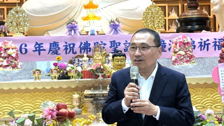 《圖說》侯友宜市長於土城慈法禪寺禮佛、浴佛，及致贈香油錢，感謝慈法禪寺讓宗教文化走進生活、讓善念走進社會。〈民政局提供〉