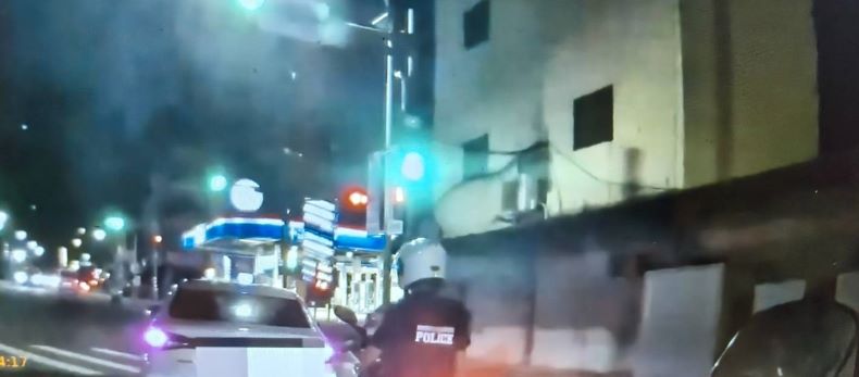 《圖說》犯嫌行車行跡可疑遭員警示意停靠。〈三重分局提供〉