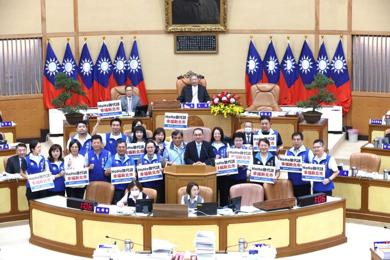 《圖說》市長侯友宜於市政總質詢與國民黨議員合影。〈民政局提供〉