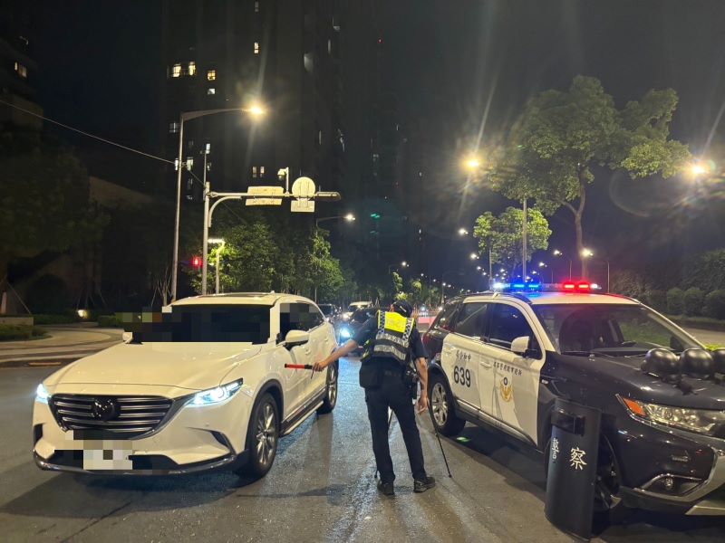 《圖說》中和警為防制改裝噪音車輛深夜擾民及危險駕車情事，加強非法改裝、噪音擾人及交通違規車輛加強攔查取締。〈中和分局提供〉