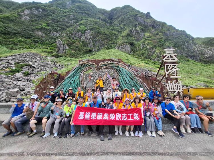 《圖說》方正處長(中左)率同仁及榮欣志工登基隆嶼歡喜合影。〈基隆榮服處提供〉
