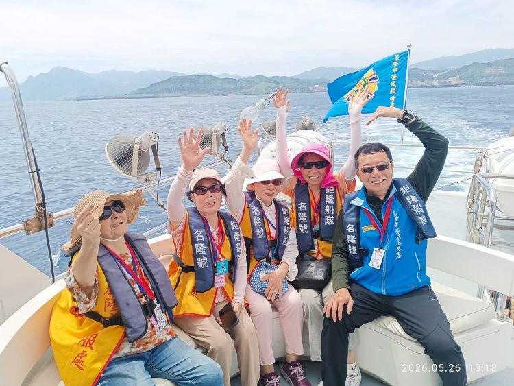 《圖說》方正處長(右1)與榮欣志工大姐們歡喜合影。〈基隆榮服處提供〉