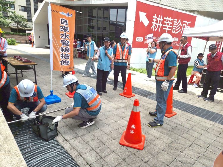 《圖說》模擬地震引發自來水管線破損搶修。〈新店區公所提供〉