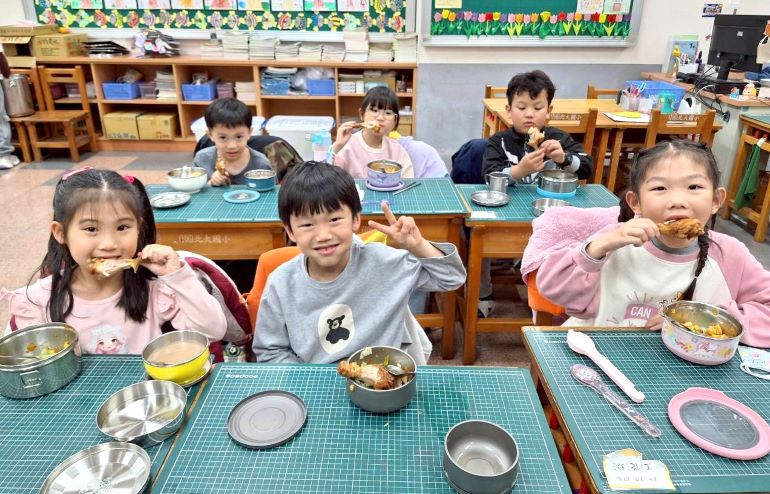 《圖說》新北市115學年度(8月31日)起全面推動免費營養午餐政策,提供每餐75元定額補助。〈教育局提供〉
