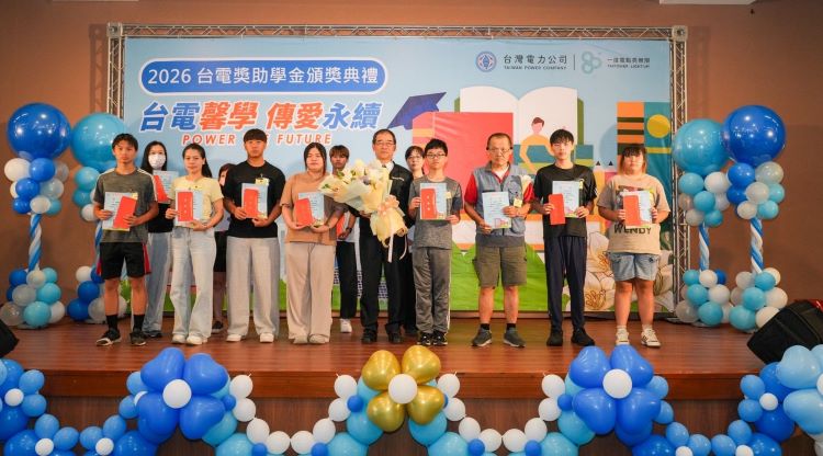 《圖說》台電總經理郭天合手持象徵林口電廠的百合花束表揚勉勵學子。〈台電提供〉