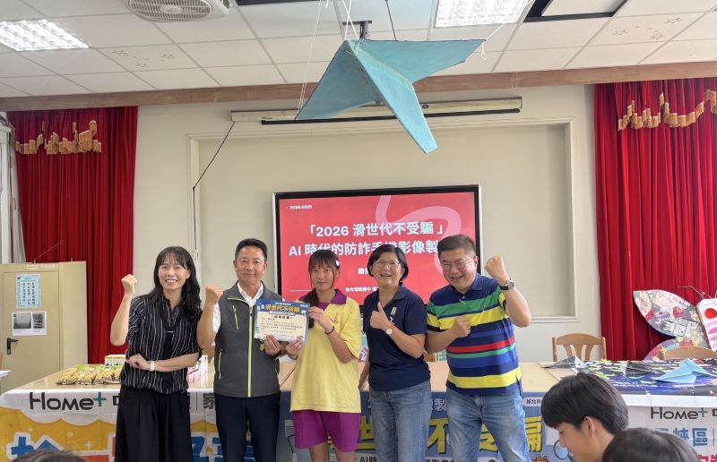 《圖說》「2026滑世代不受騙：AI時代的防詐手機影像創作營」前進新北市立鶯歌國中合影，左二鶯歌區長曾明華、右一中嘉寬頻特助薛宏基。〈主辦單位提供〉