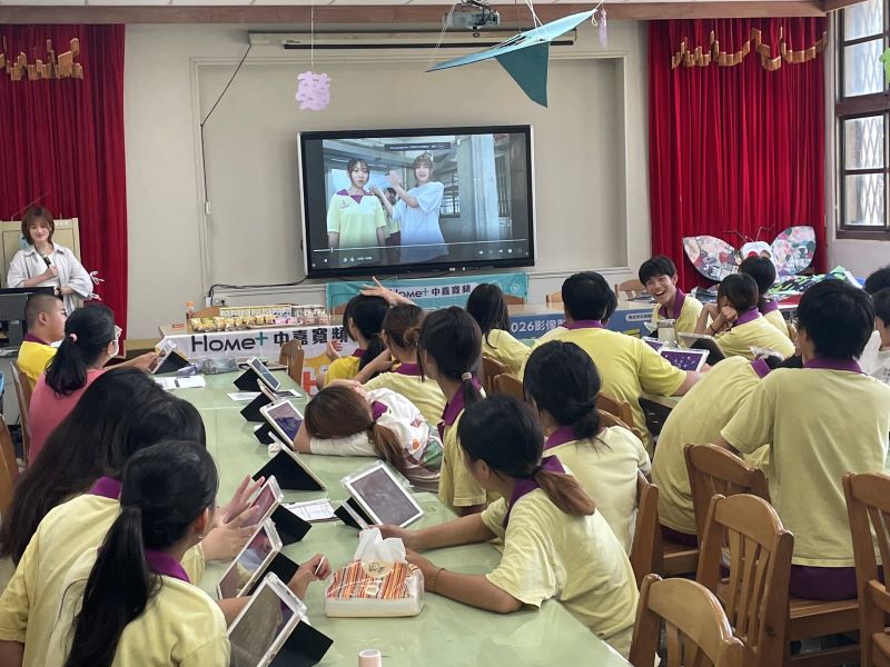 《圖說》鶯歌國中「AI時代的防詐手機影像創作營」學生專注螢幕聽講。〈主辦單位提供〉