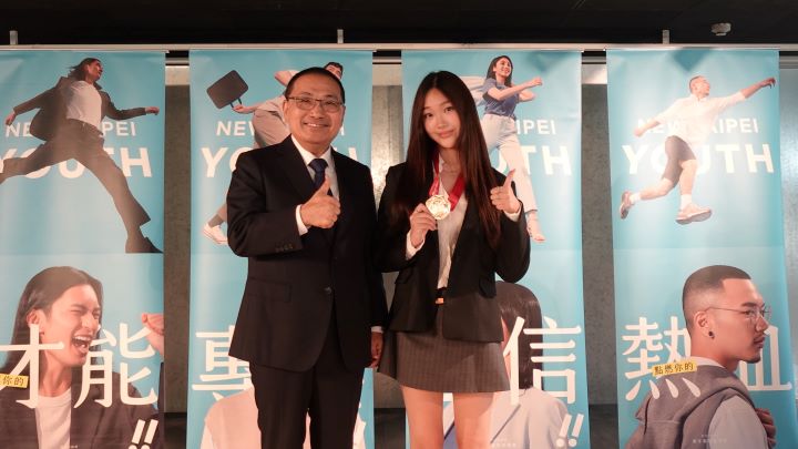 《圖說》侯友宜市長頒贈「第26屆台新青少年志工菁英獎」全國菁英獎予何品潔。〈青年局提供〉