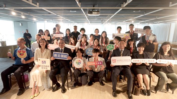 《圖說》「第26屆台新青少年志工菁英獎」新北市共有3所學校、1個學生社團、21位學生及1位老師獲獎，前排左二青年局長邱兆梅。〈青年局提供〉