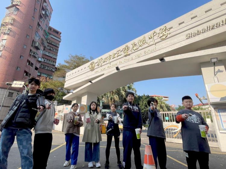 《圖說》三重高中國中部學生社團「不落蒂聯盟」，每月號召親友快閃撿菸蒂。〈青年局提供〉