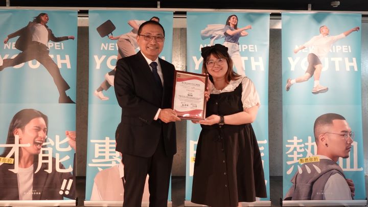 《圖說》侯友宜市長頒獎予獲「台新青少年志工菁英獎」的「宏揚公益獎」南山高中陳政潔老師。〈青年局提供〉