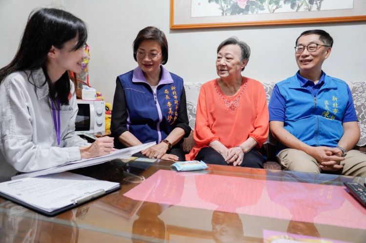 《圖說》板橋區公所訪員進行訪問，左2為社會局長李美珍、右1為板橋區長陳奇正。〈社會局提供〉