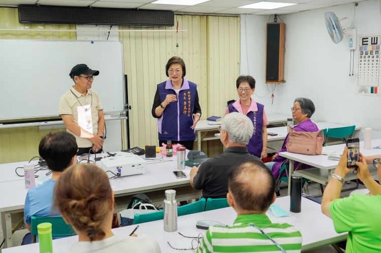 《圖說》社會局長李美珍向參加松年大學正在上手機課程的長輩宣導，新北即將於6月起先訪75歲以上獨居長者，訪員會遵守「二要三不」原則。〈社會局提供〉