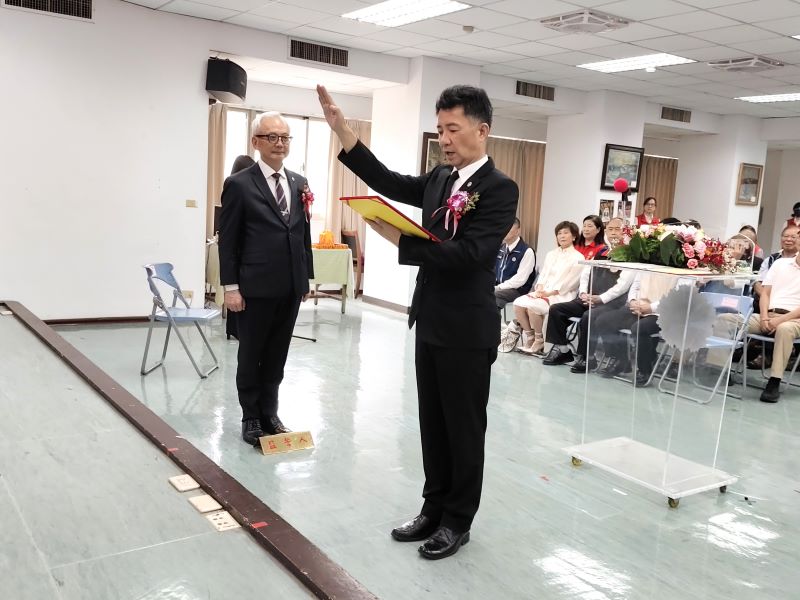《圖說》輔導會副主任委員陳進廣(左)擔任監誓人，新北市榮服處處長陳立中(右)宣誓。〈新北榮服處提供〉