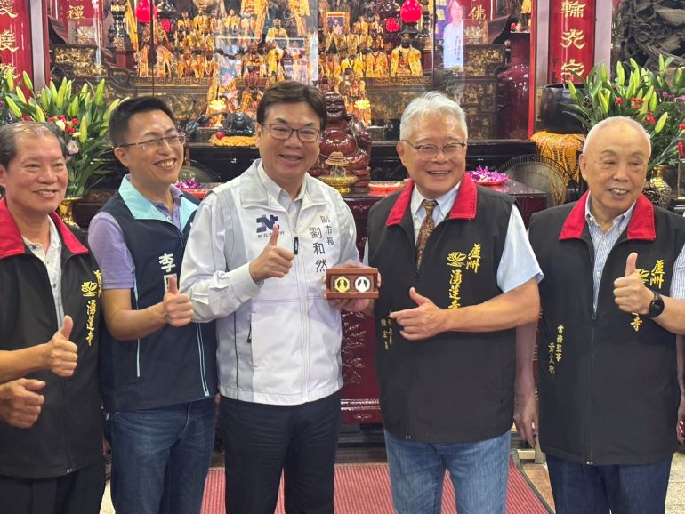 《圖說》湧蓮寺主委陳宏昌（右2）回贈市府觀音佛祖菩薩錢母金幣，並表示廟方將持續秉持觀音佛祖慈悲精神，作在地學子最堅實的後盾。〈民政局提供〉