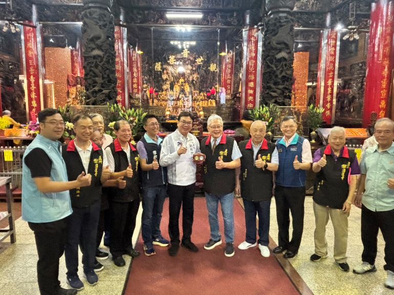 《圖說》蘆洲湧蓮寺今日舉行獎助學金頒獎典禮，副市長劉和然、湧蓮寺主委陳宏昌與地方仕紳，共同合影留念。〈民政局提供〉