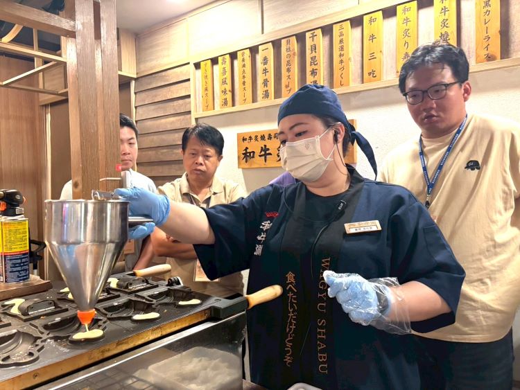 《圖說》王品集團門市夥伴示範餐點製作及現場服務流程,讓退除役官兵實地認識餐飲服務產業工作內容。〈新北榮服處提供〉