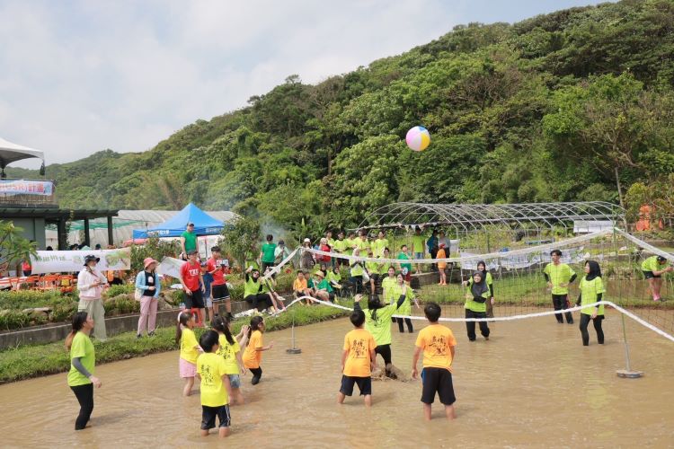 《圖說》「水梯田排球嘉年華」在遊戲互動中認識土地、農業生產與食物來源，透過活潑、貼近生活的方式推廣食農教育。〈農業局提供〉