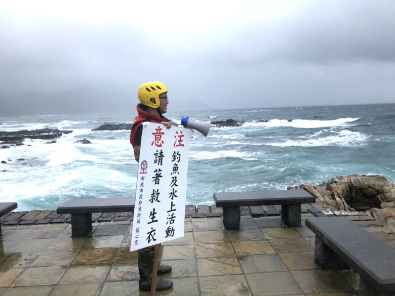 《圖說》消防局於海域提醒注意水上活動務必身著救生衣。〈消防局提供〉