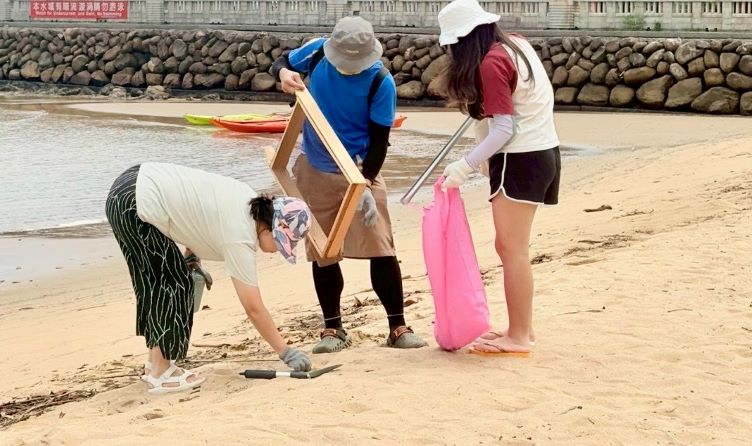 《圖說》從小小的環保小事做起，淨灘可以是日常善行。（靈鷲山佛教教團提供）