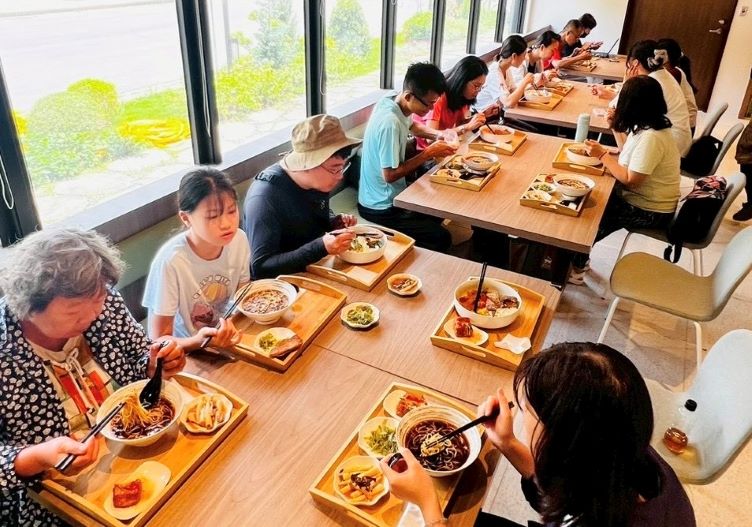 《圖說》呼應環保理念的蔬食餐點，讓參與者實踐友善地球的生活。（靈鷲山佛教教團提供）