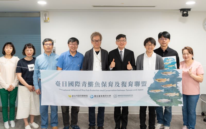 《圖說》新北市農業局長諶錫輝與國立臺灣海洋大學教授陳義雄及日本來臺學者合影，右一林務科長殷書韻。〈農業局提供〉