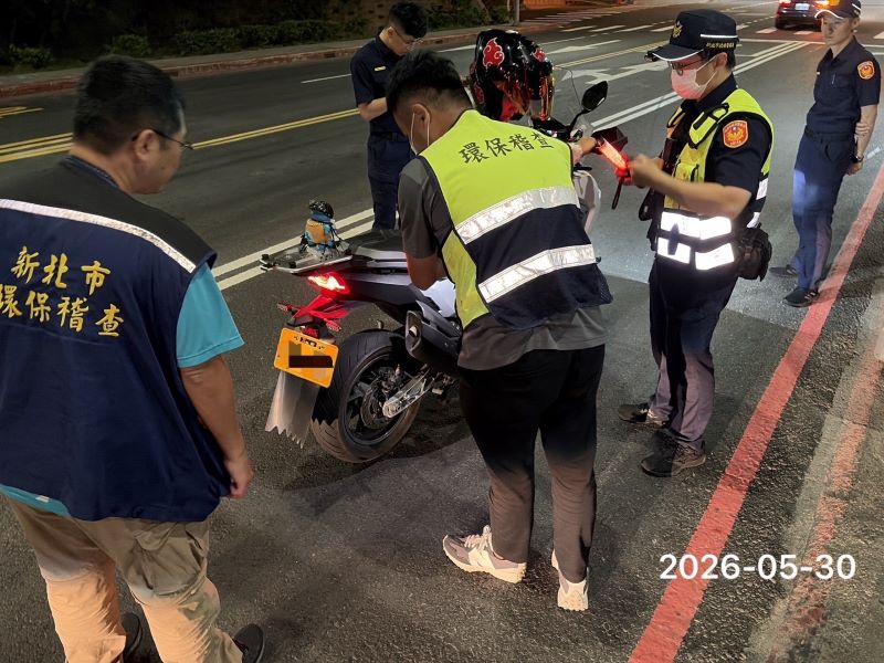 《圖說》環警聯手於淡江大橋兩端及下橋要道同步攔查噪音車。〈環保局提供〉