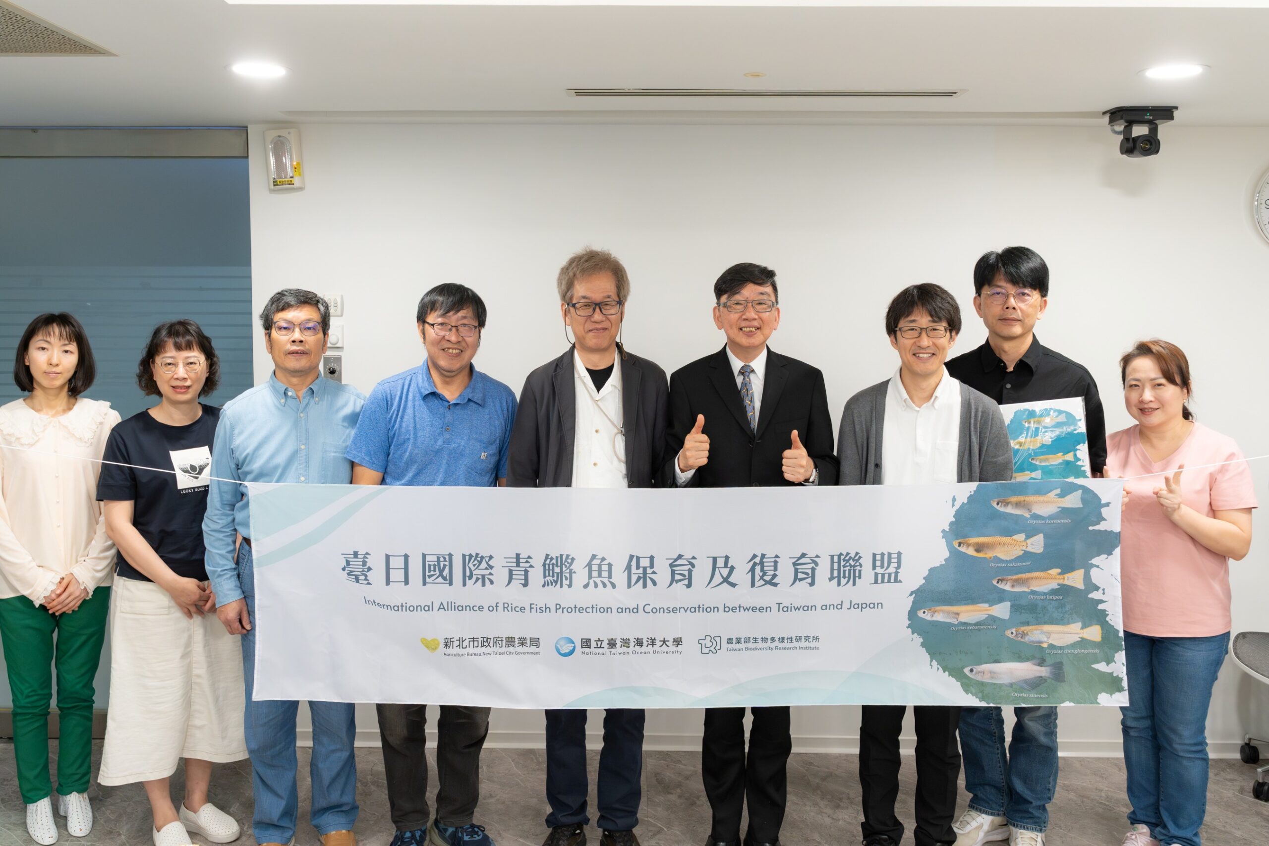 《圖說》新北市農業局長諶錫輝〈右四〉國立臺灣海洋大學教授陳義雄及日本來臺學者合影，右一林務科長殷書韻。〈農業局提供〉