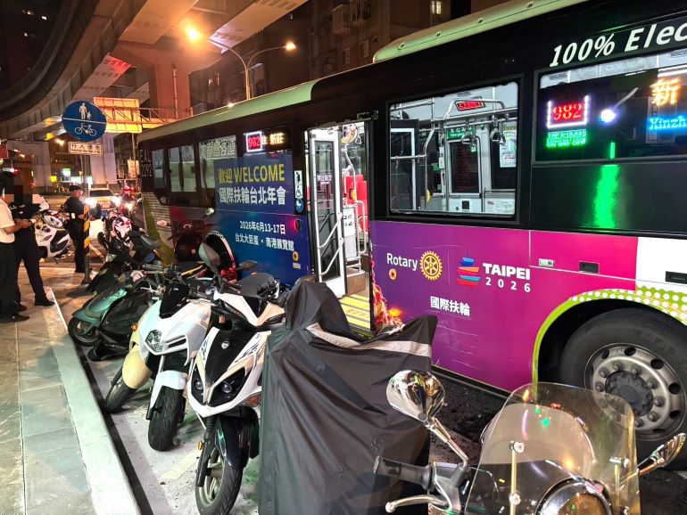 《圖說》中和區景平路昨晚間公車擦撞路旁擦撞7部停放機車交通事故現場。〈中和分局提供〉