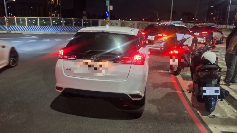 《圖說》新莊警分局今日凌晨接獲疑似車輛群聚情資，為防制危險駕車及深夜噪音擾民情事發生，立即啟動區域聯防機制。〈新莊分局提供〉