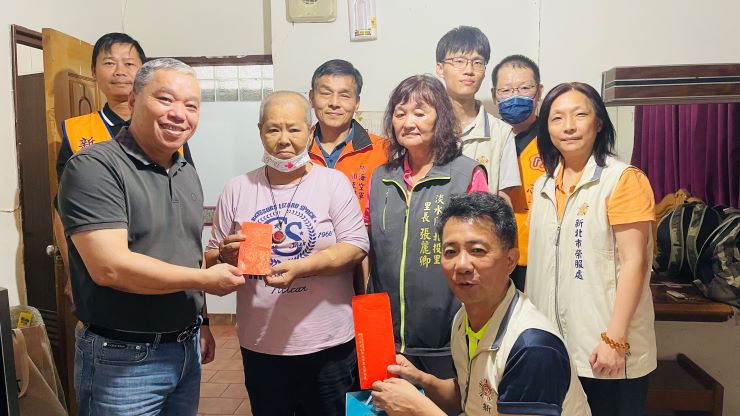 《圖說》財團法人仁美文教基金會執行長許桐謀(前排左1)致贈榮眷關懷慰問金。〈新北榮服處提供〉