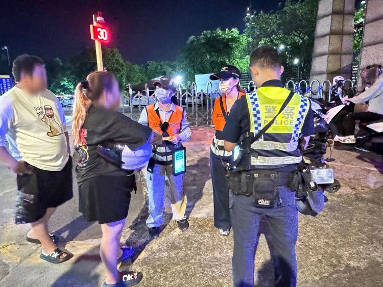《圖說》板橋警昨日晚間執行擴大臨檢專案勤務，攜手板橋監理站執行監警聯合稽查勤務，強力取締違法改裝車輛及各類不法行為。〈板橋分局提供〉